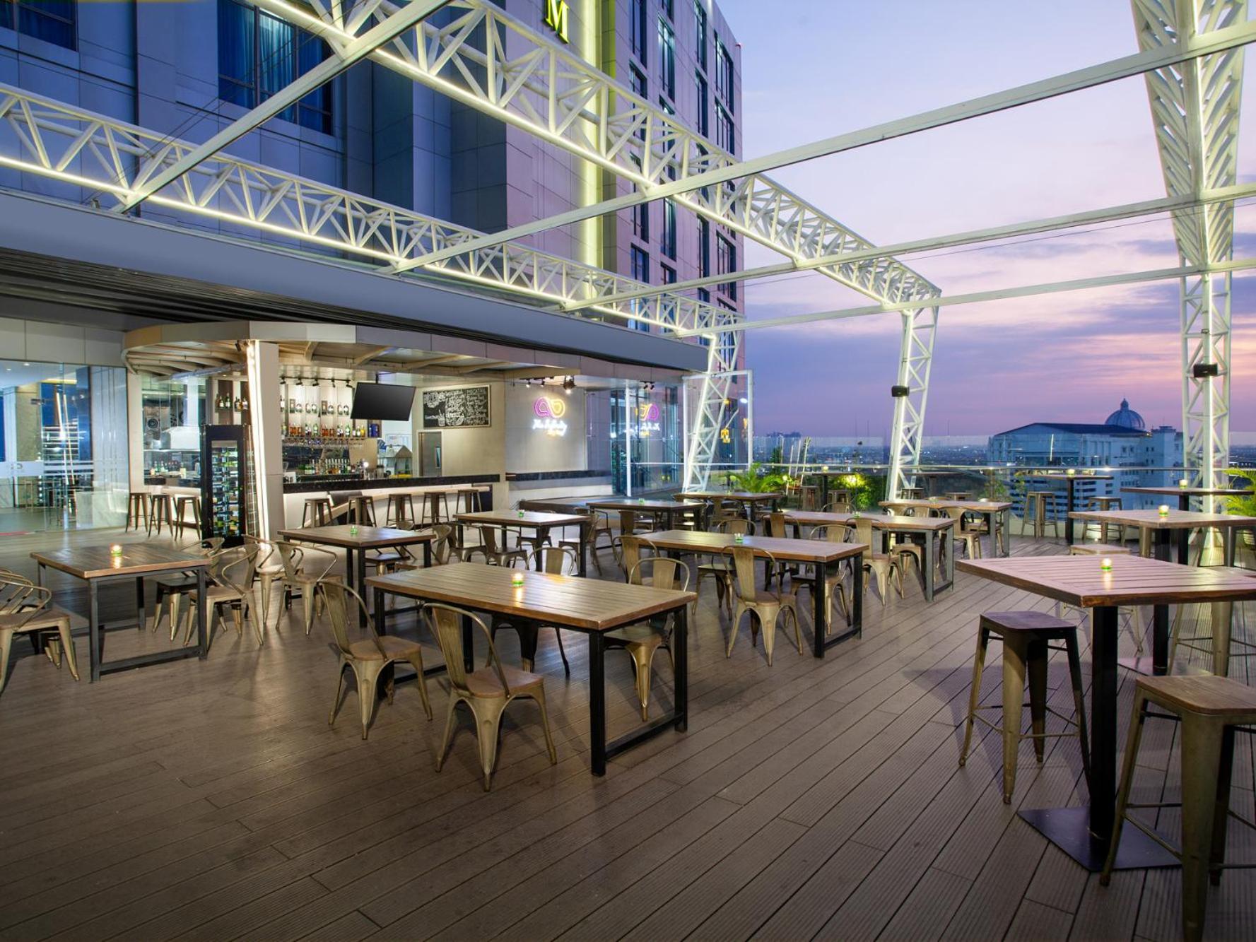 Platinum Hotel Tunjungan Surabaya Exterior foto
